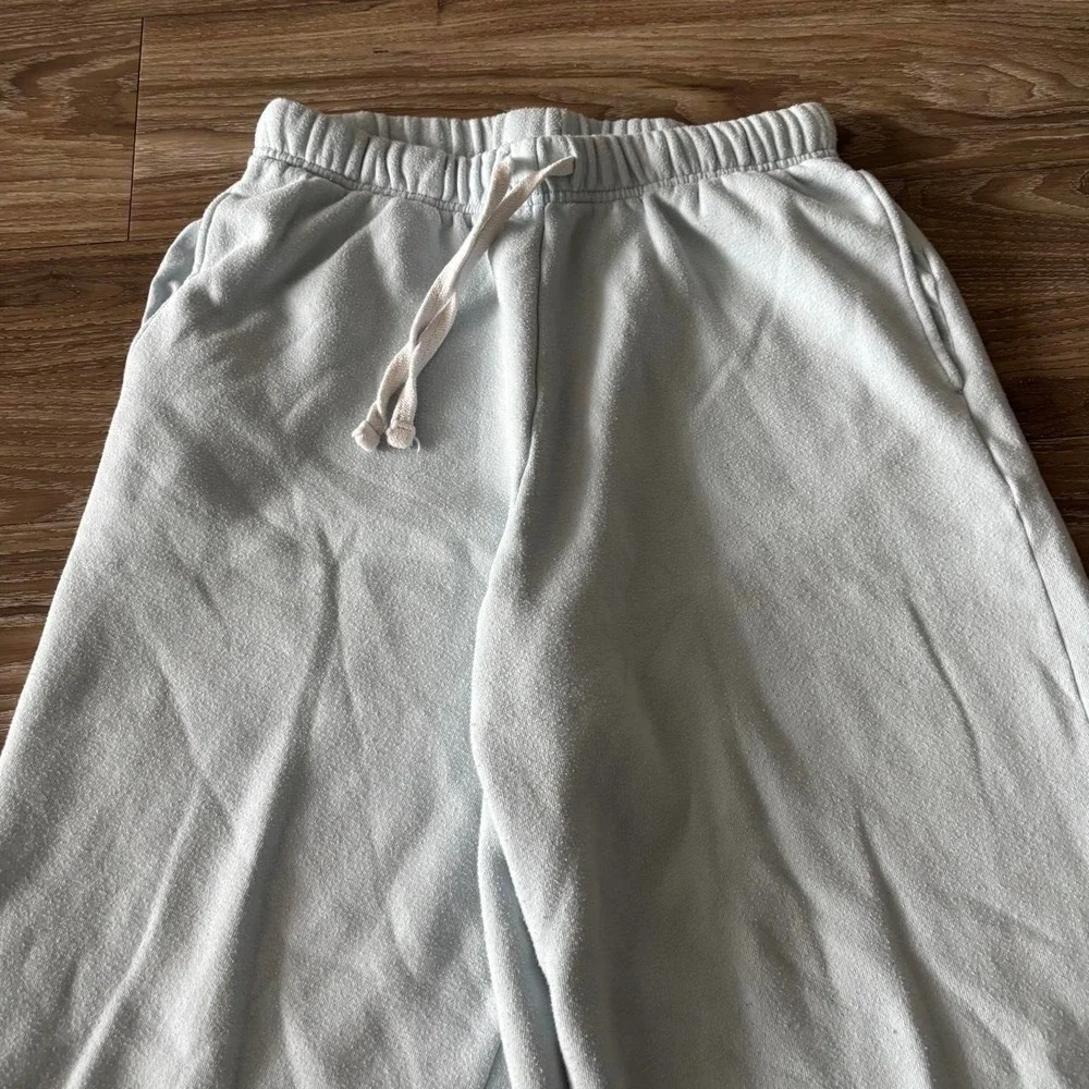 Vintage Y2K/2000s Baggy Light Blue Comfy Essential Sweatpants! Size M